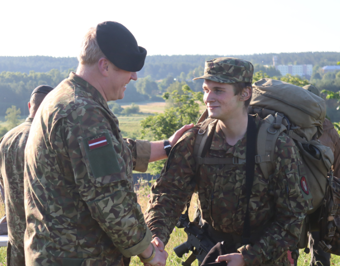 Kadets saņem skolas kokardi