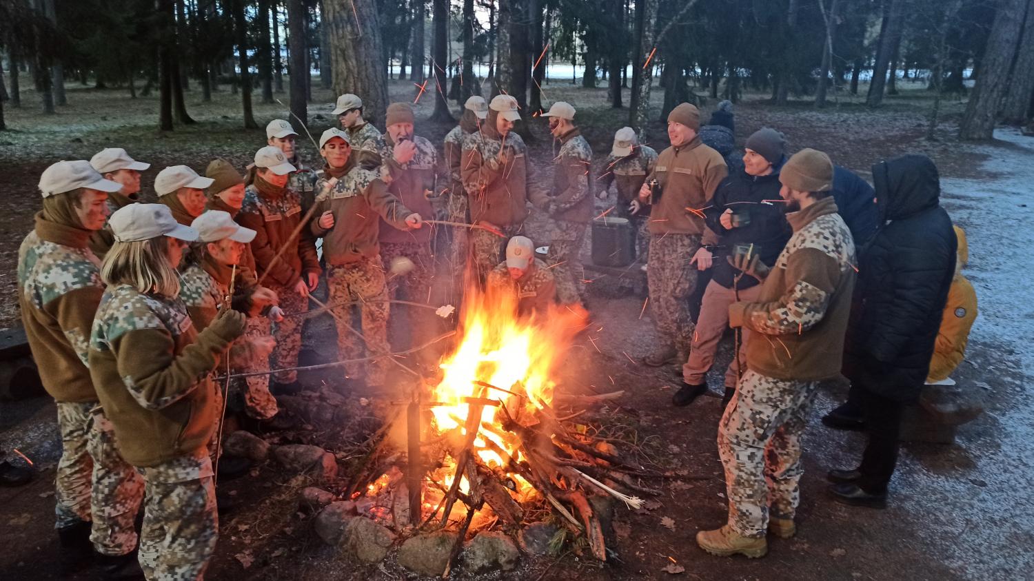 Kadeti kopīgi pie ugunskura cep desiņas