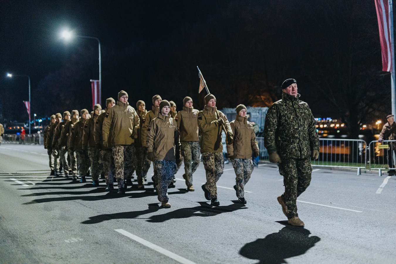 Kadeti soļo 18.novembra Militārajā parādē Rīgā