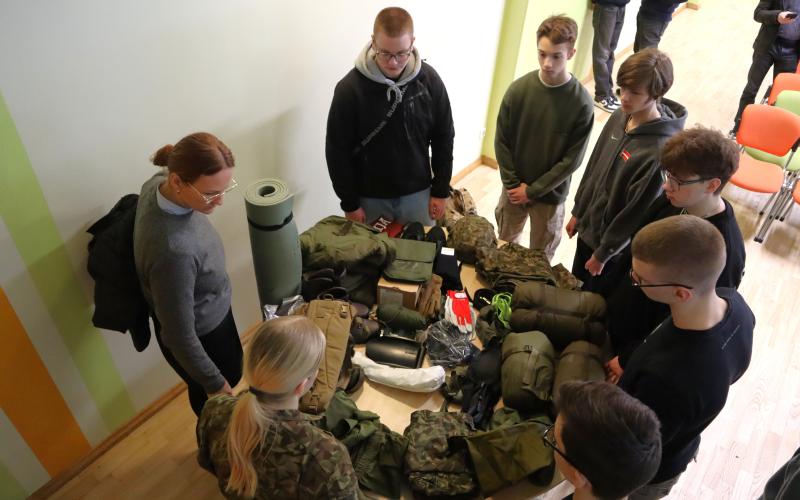 Atvērto durvju dienas apmeklētāji sarunājas ar Kalpaka skolas kadetiem